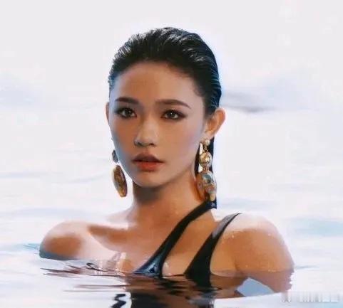 林允这组水中湿发的图也太好看了！她真的美商特别好，一点点的改变自己，而这次拍摄跟