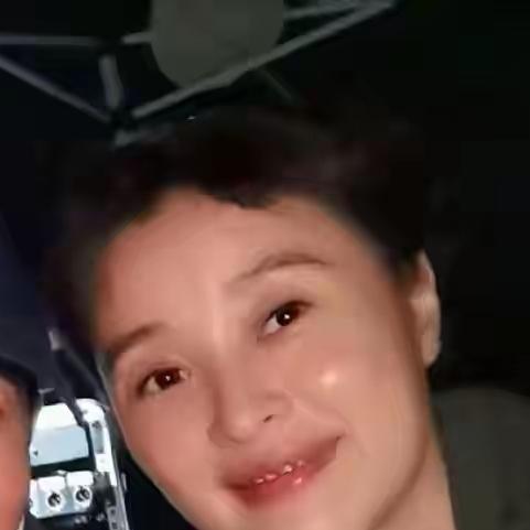 吴越分享53岁生日趣事：于和伟等人在她家院子办派对，她身着咖啡色披风，与朋友围着