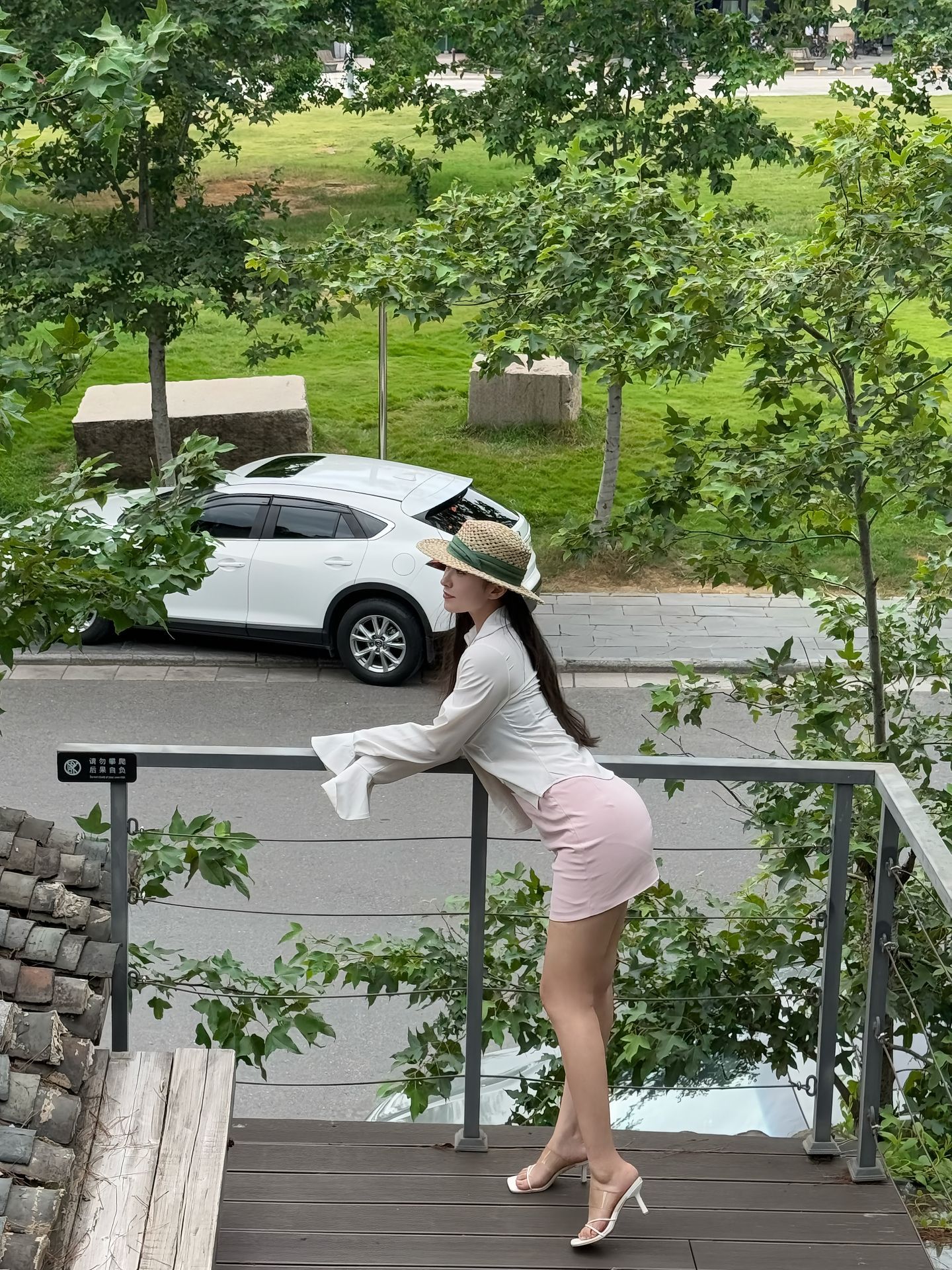 人行道上停车是要被贴罚单的 ​​​