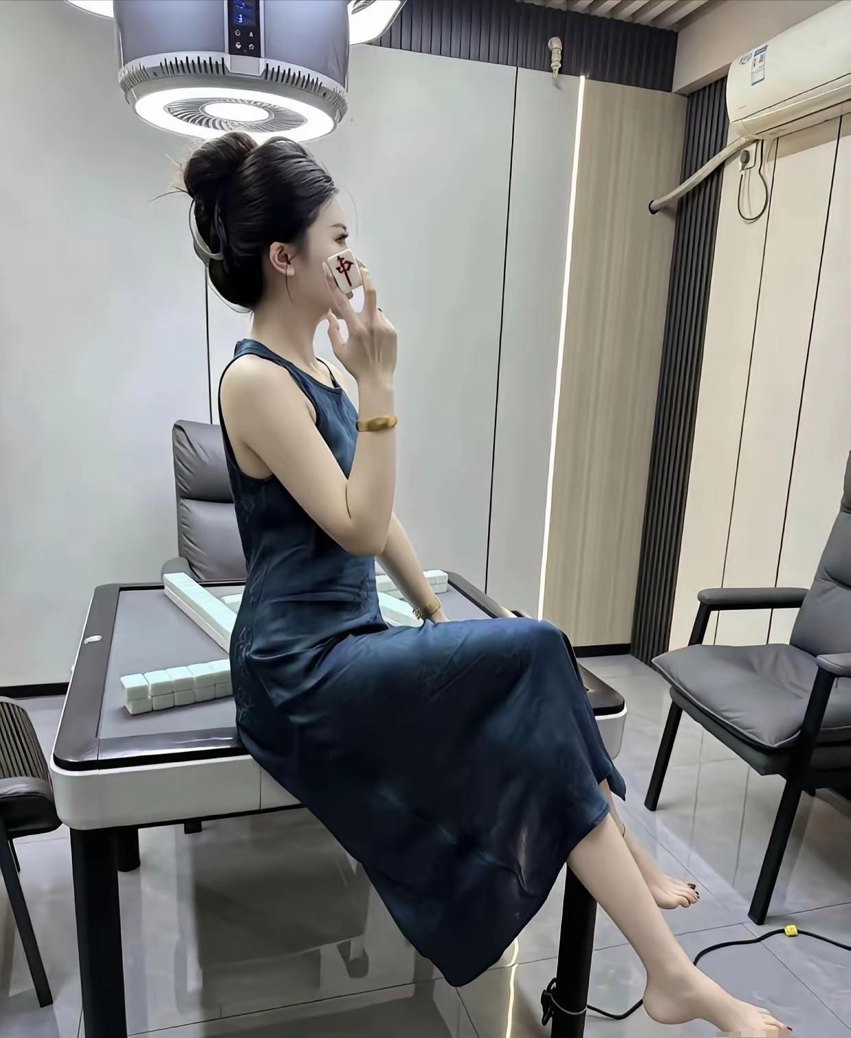 就这气势，打麻将肯定一直赢钱，你玩不过她的，信不