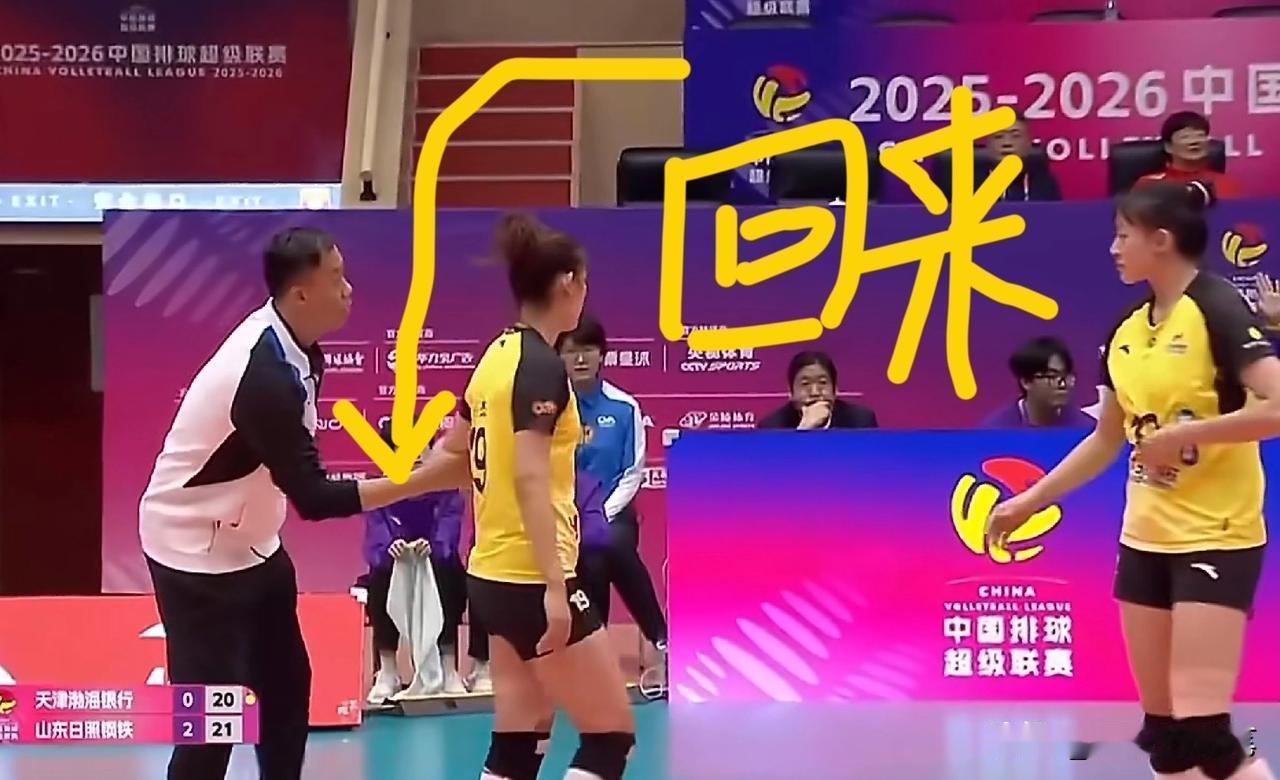 瞧，天津女排刘敏乔背飞扣中后，山东女排孙杰迅速找到裁判理论，一边指着对手，一边讨