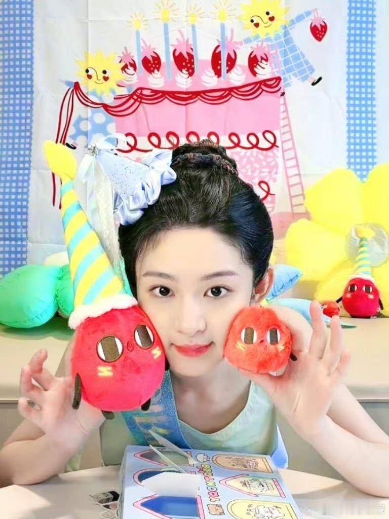 于正卡点为赵晴送生日祝福于正年年卡点为赵晴庆生，坚持给到鼓励与偏爱，希望赵晴未来