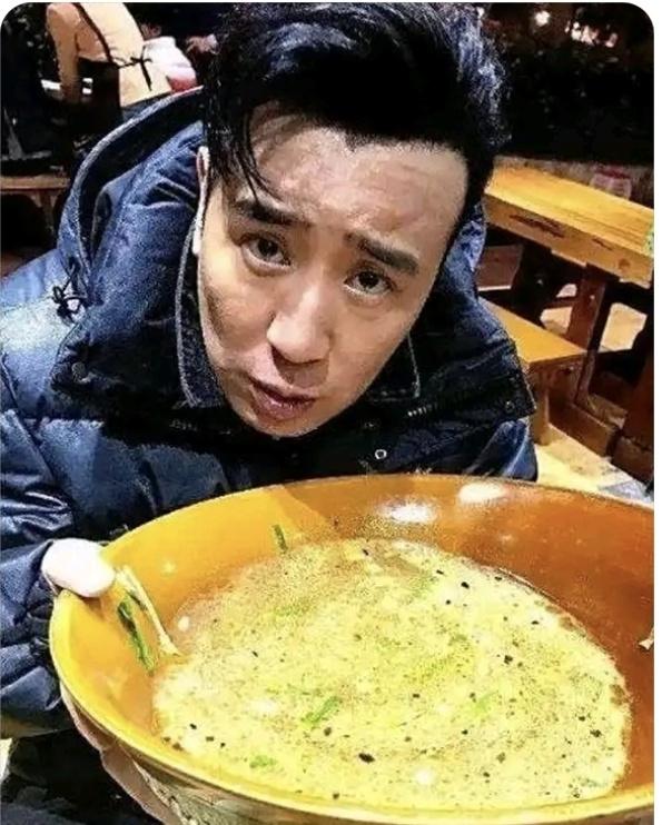 于和伟有一次在饭店消费300多点，老板收钱的时候，称300就行。于和伟刚付完钱，
