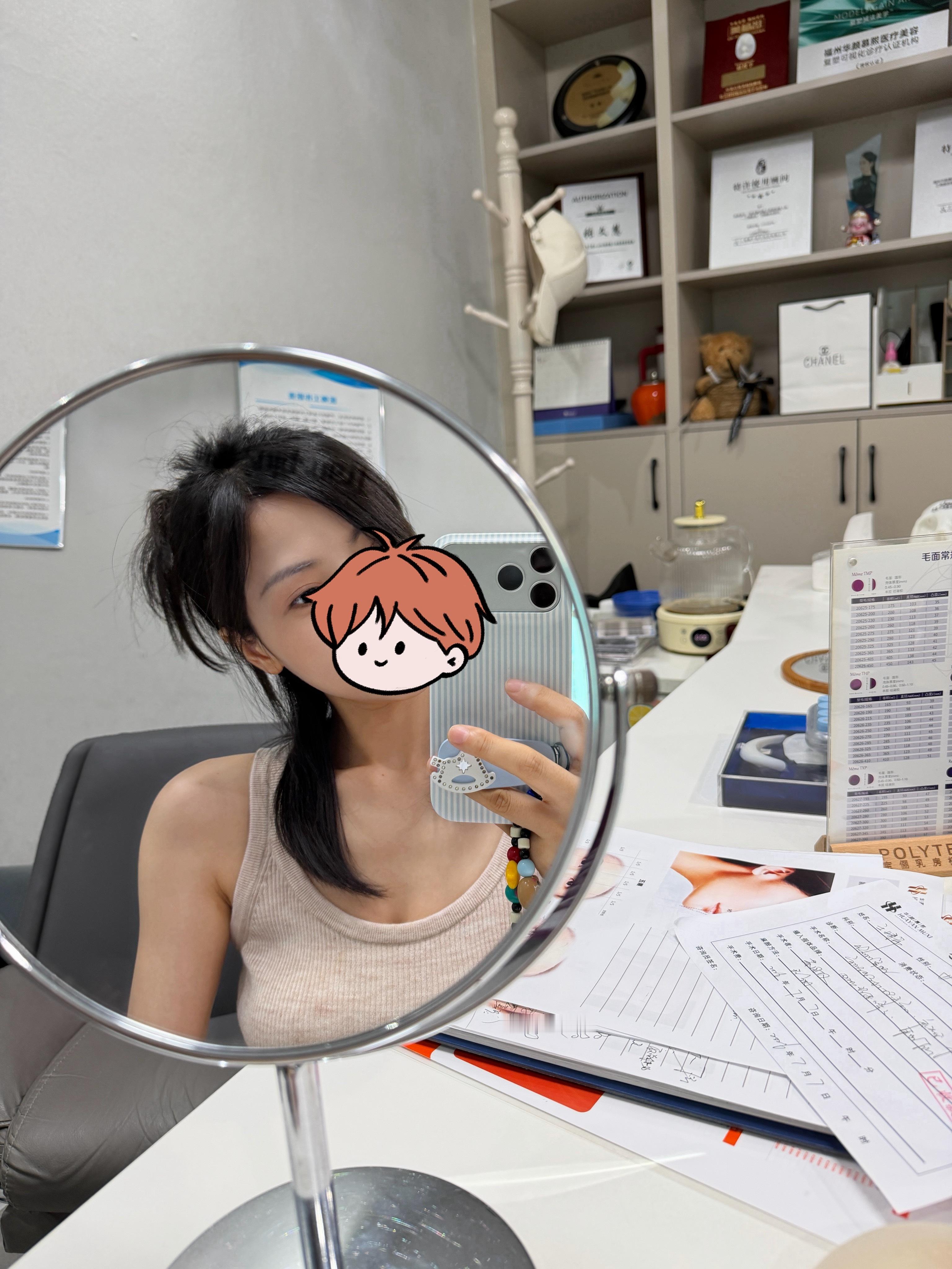 胳膊终于被我练粗了一点点。今年最成功的就是纹了这个眉毛。 