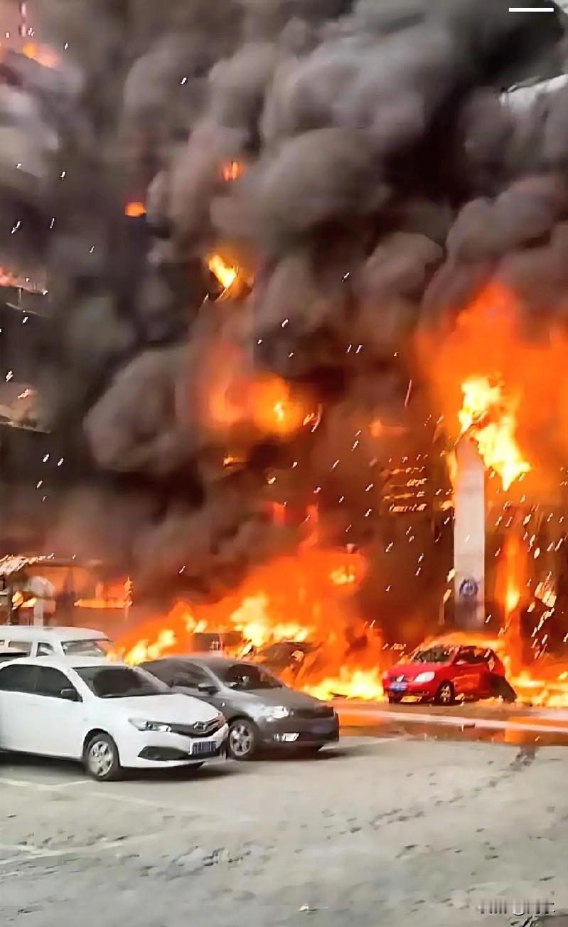 看到网友发的，说是今天下午天津海泰发生大火，具体情况和原因不知，看火势很凶，楼梯