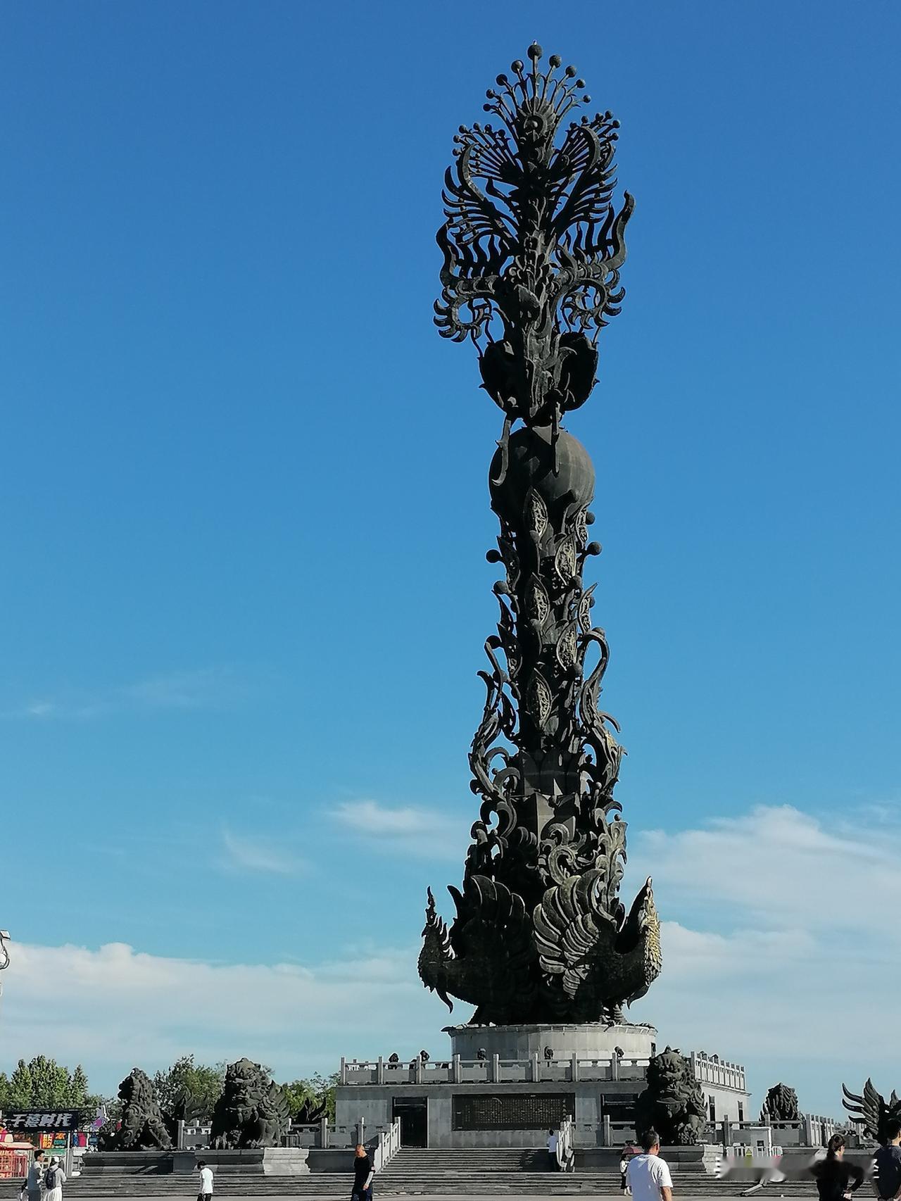 这是位于河北唐山南湖·开滦旅游景区的标志性雕塑——“丹凤朝阳”（也称“凤凰涅槃”