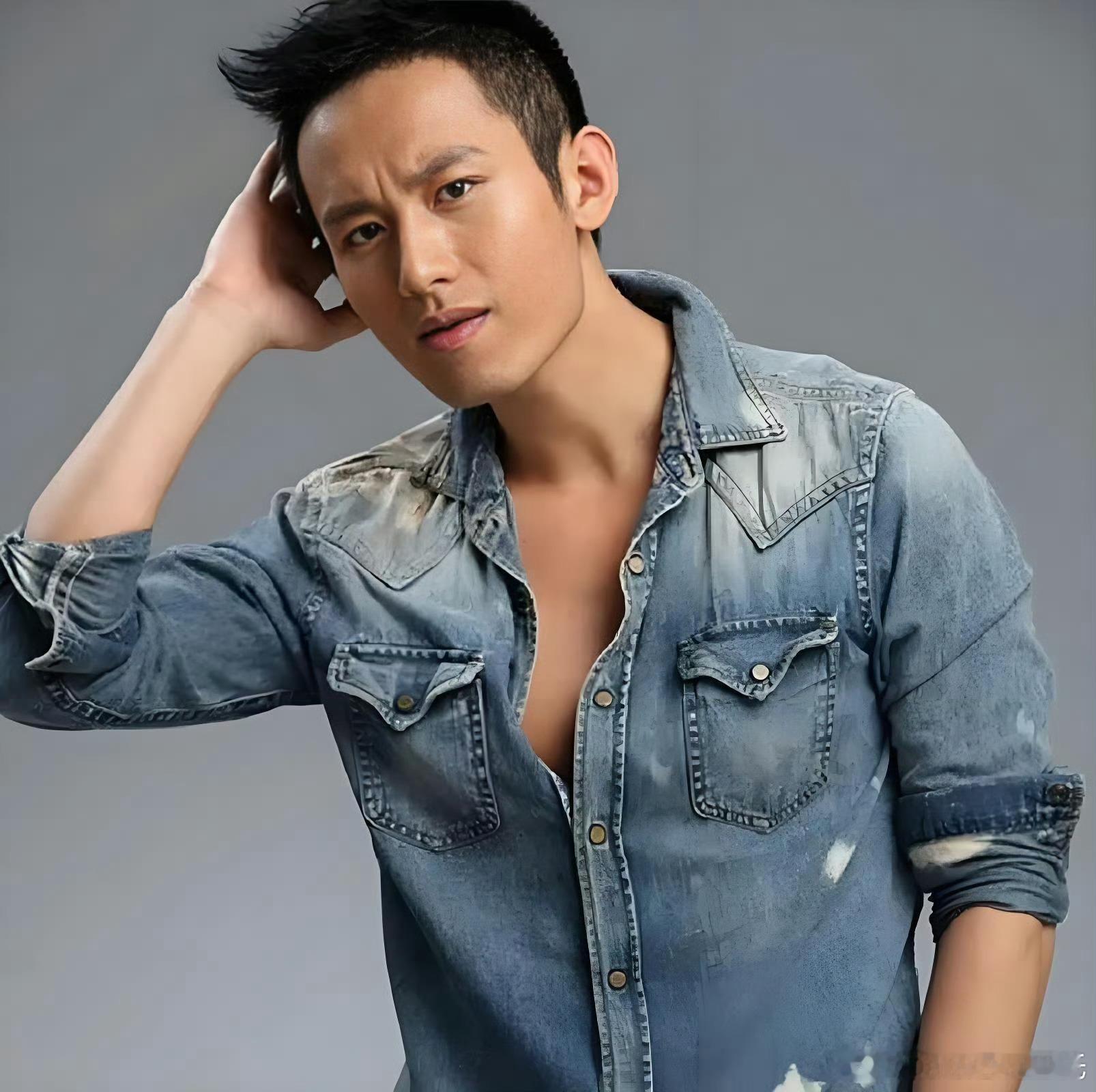 是当主角了，但演了跟没演没啥区别。电影名称：《女士宿舍》（别名《诡爱》图是广场热