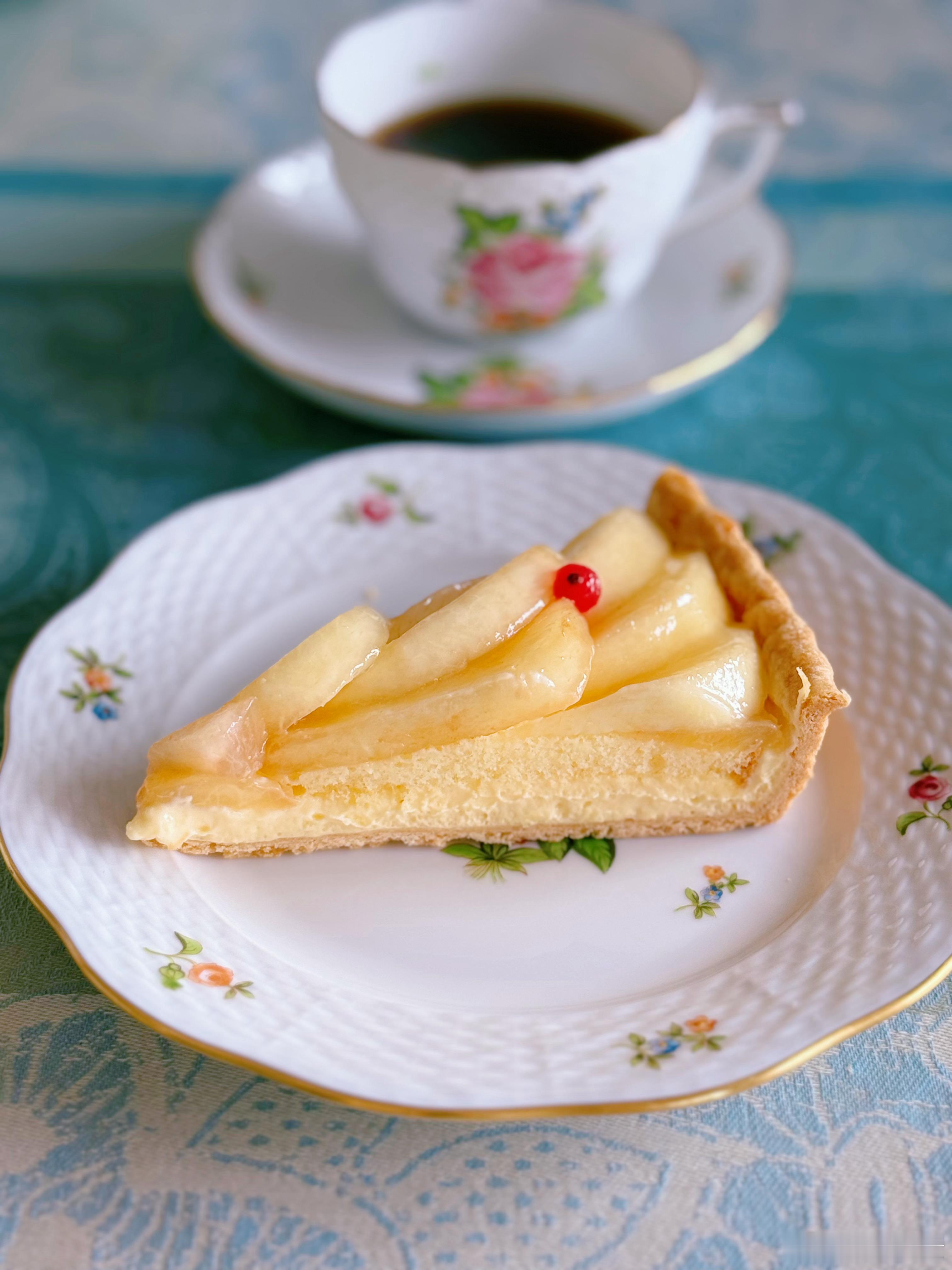 喝个下午茶☕️吃个桃子芝士塔😋 