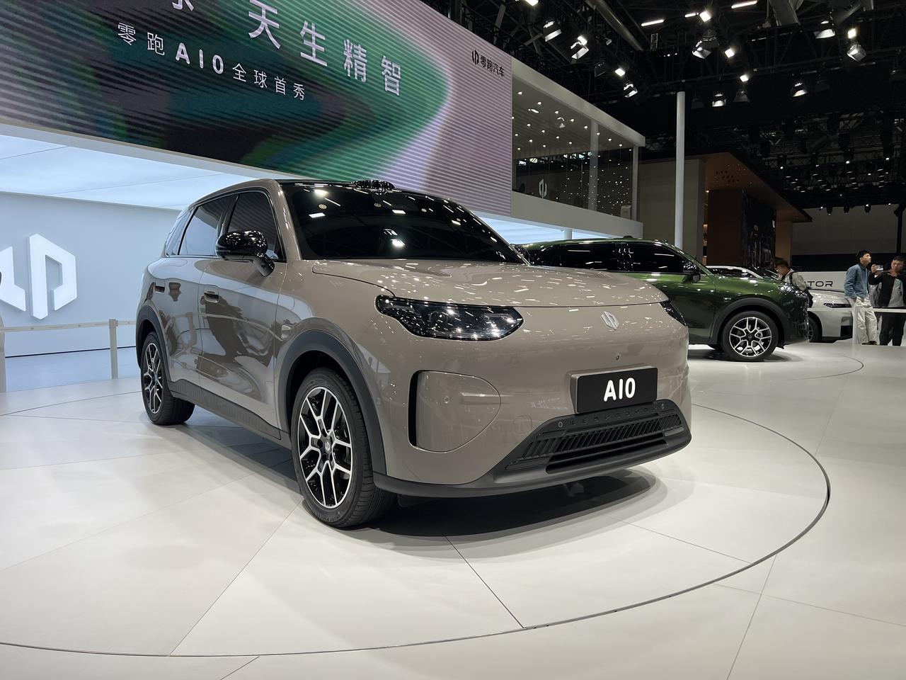 零跑全新车型A10公布官图没两天
就在2025广州车展 现真身了
一副小型城市S