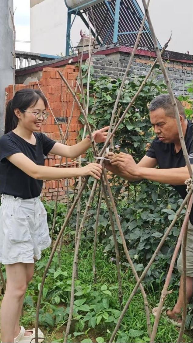 女孩10岁父亲离世，盲人二叔靠种地供养考上大学，没想到，毕业后她竟放弃月薪900