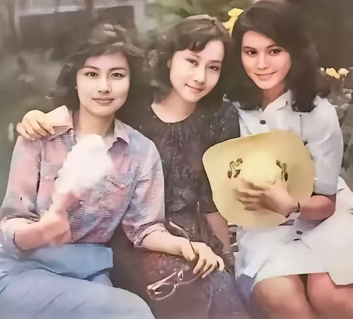 当年演员赵娜、黄梅莹、张晓敏等三人的一张留影，三人正值颜值巅峰，青春靓...