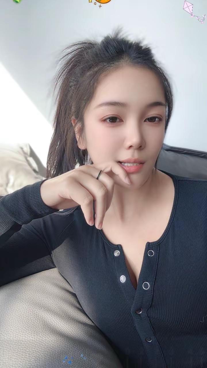 我不知道你喜欢什么类型，也不知道你对什么样的女生动心，我问得越多…会越显得我不够