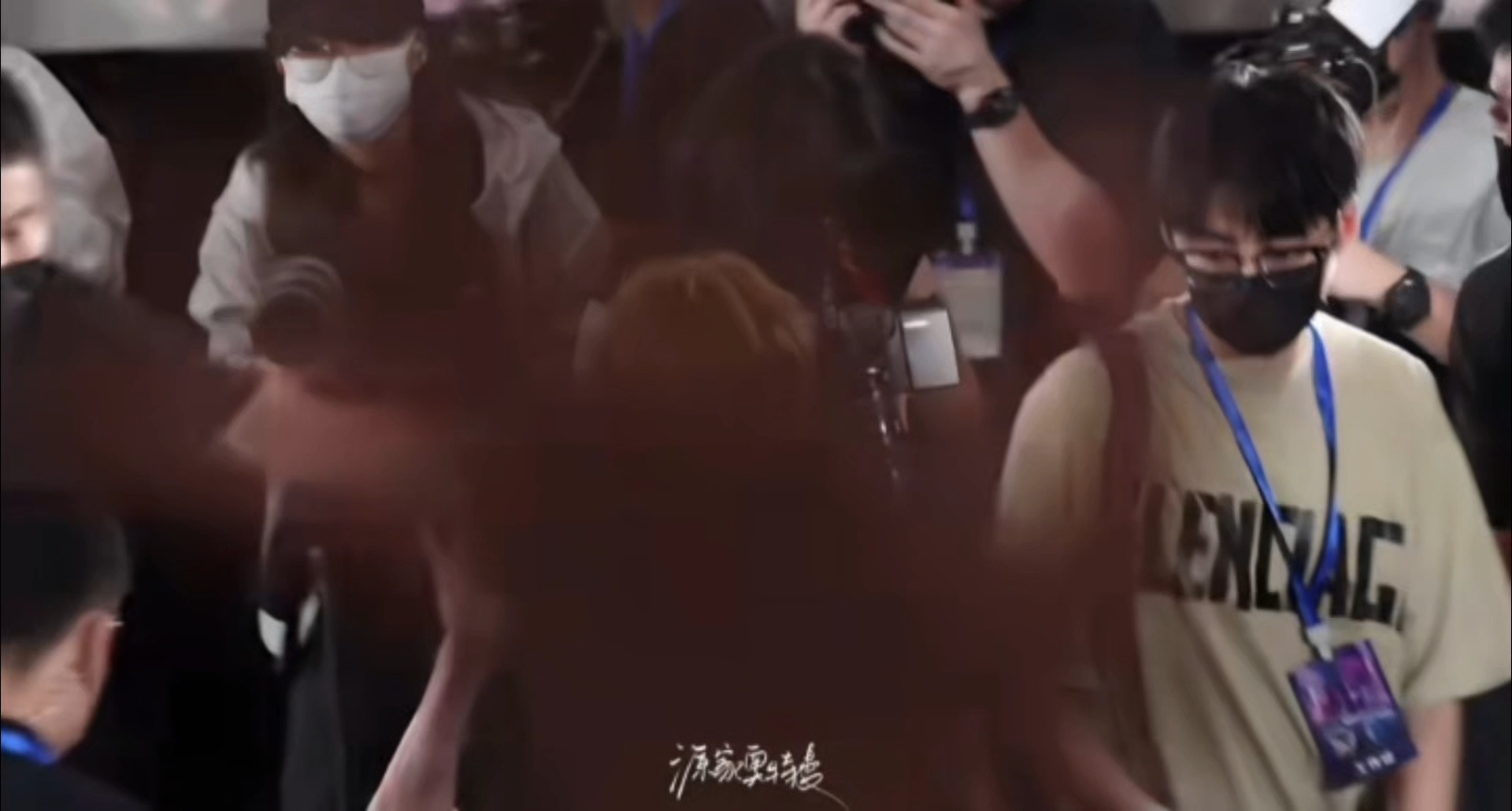 生活已经够乱糟糟的了，但是看到王源干干净净、笑吟吟的站在那儿，瞬间就觉得没那么累