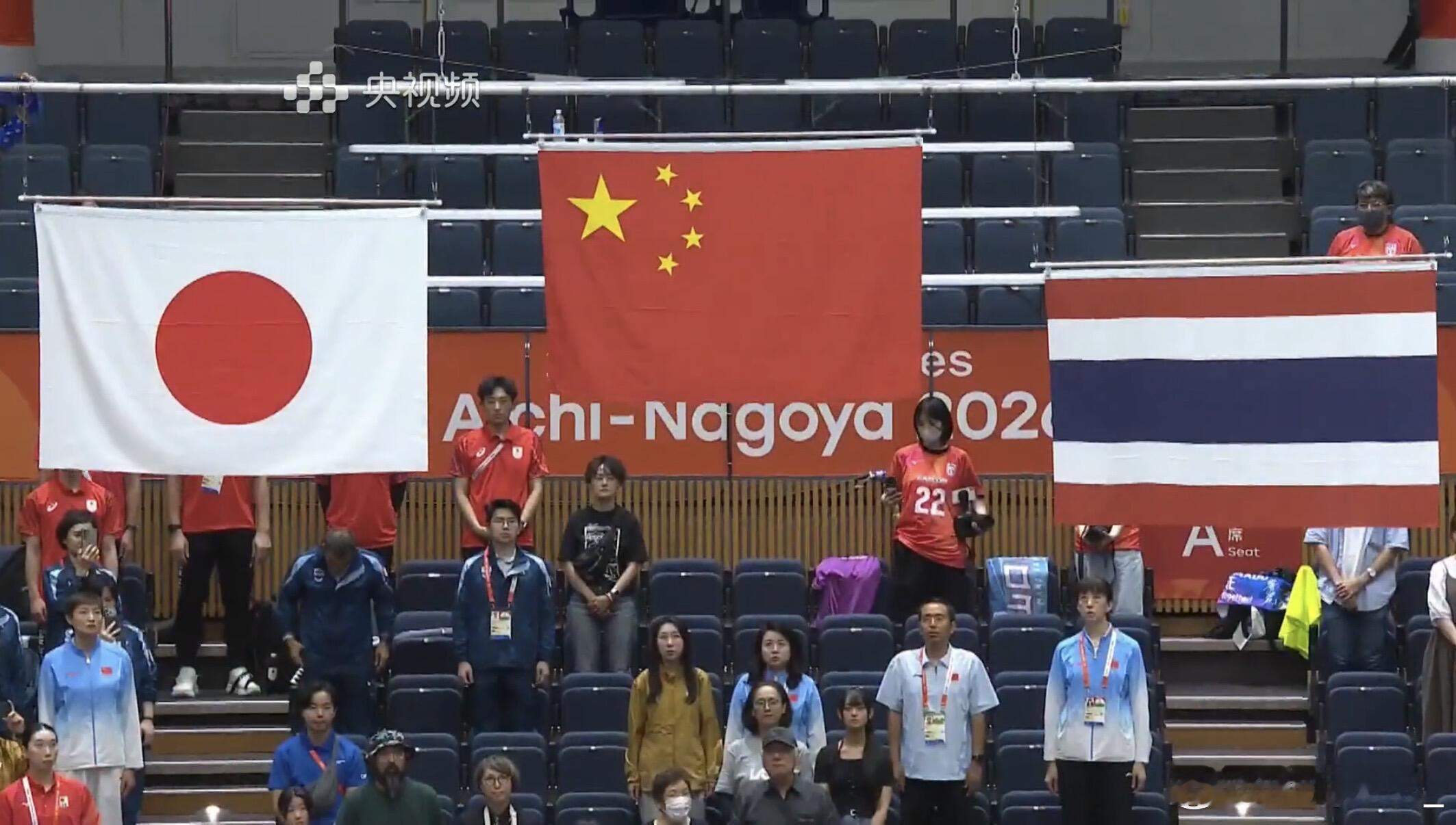 一分一分咬下来的冠军，配一分一秒升上去的国旗，一切都刚刚好。中国女排颁奖神转场镜