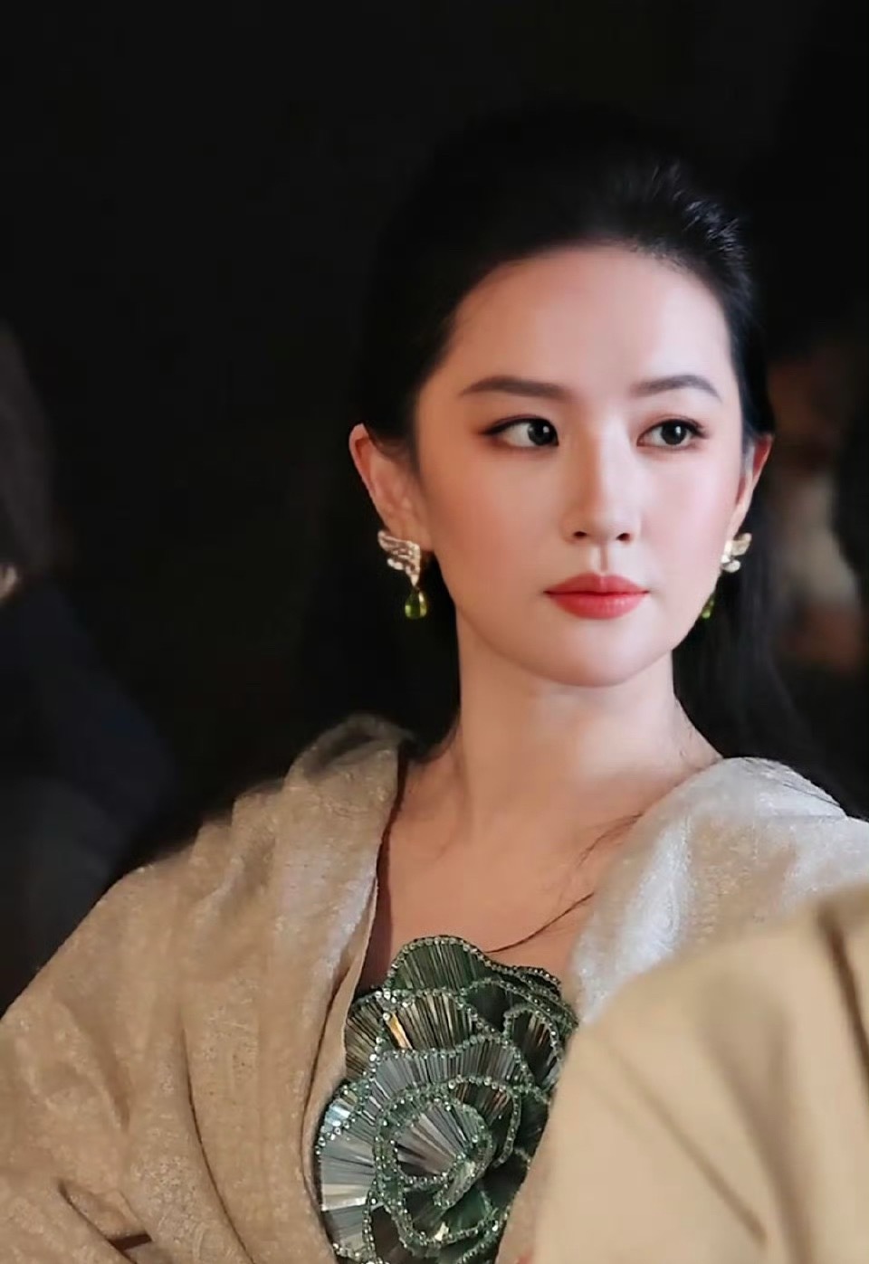 从小到大都很喜欢仙女姐姐，但是…搞不懂为什么现在她所有的通稿都只吹美貌，再这么下