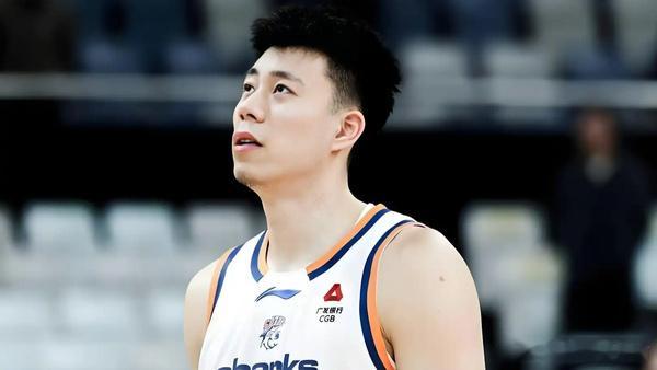 张镇麟加盟上海首赛季即夺冠 6月5日，张镇麟随上海男篮在CBA总决赛G5以103