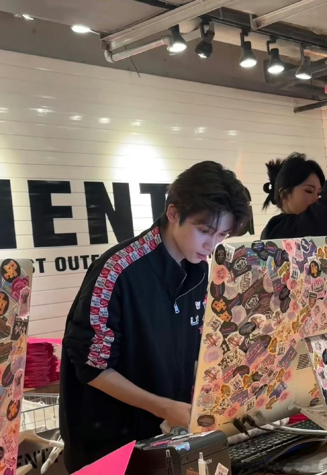周柯宇 周柯宇哥哥做过收银员 上次做过收银员的艺人还是梓渝谁懂这种反差感！舞台上