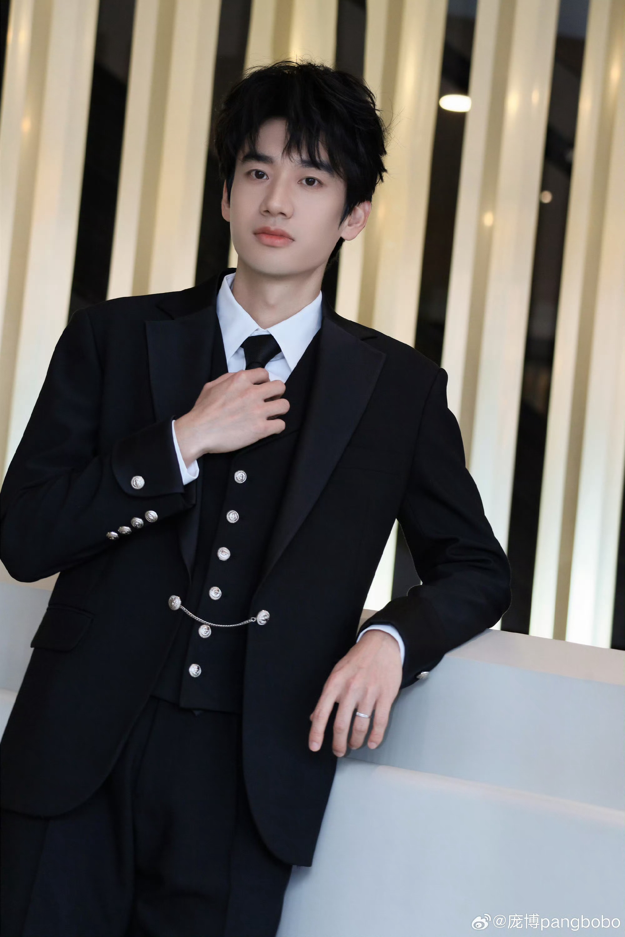 庞博说男的一多登味就容易起来论敢说这块还得是庞博~😂刚上来扫了一眼嘉宾们的坐姿