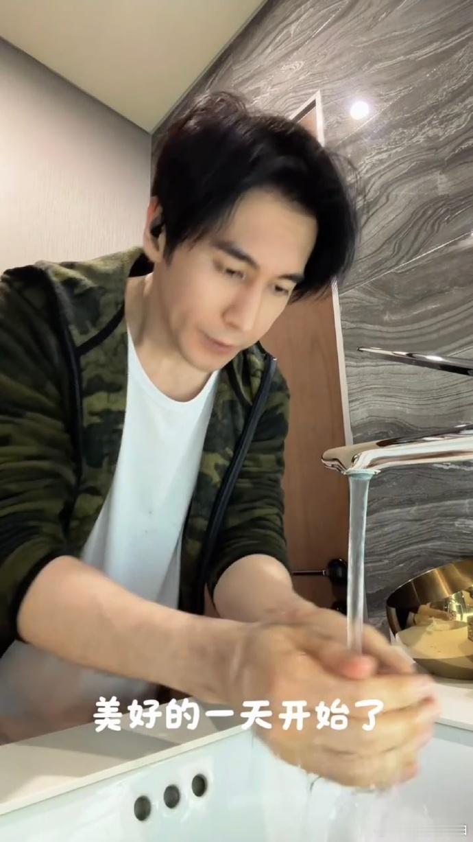 张伦硕 请别叫我中老年人什么时候戴耳机成老年人的标志了那我们打工人每天戴耳机算什