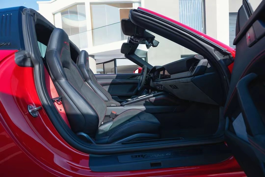 保时捷 911 Targa 4S 是保时捷 911 系列中的一款车型。911 T