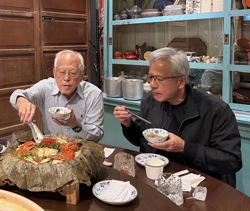 黄仁勋回台湾陪九十六岁的父亲和母亲一起吃饭。真没想到他父母家的房子如此的简陋。墙