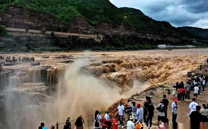 这边，壶口瀑布还在为了一张100块的门票，追着游客要个说法。而江西庐山在三月实行