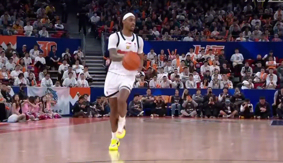 麦考尔太自信了吧，敢这样硬突挑战白边？感觉有些上头了啊，广东队这几位小外援都没有