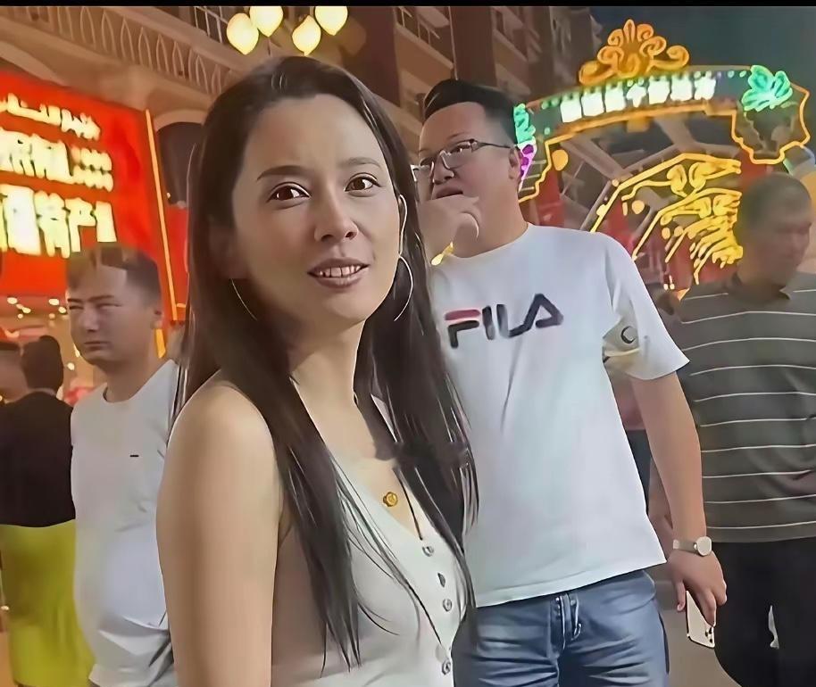 能让汪峰十分欣赏的森林北，大家都好奇她究竟有多惊艳。
 
精修镜头里氛围感十足，