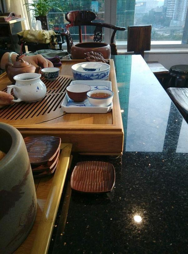 认识了一位大哥，42岁，离异带一个儿子。我们聊了快一年，从工作琐事到生活感悟，越