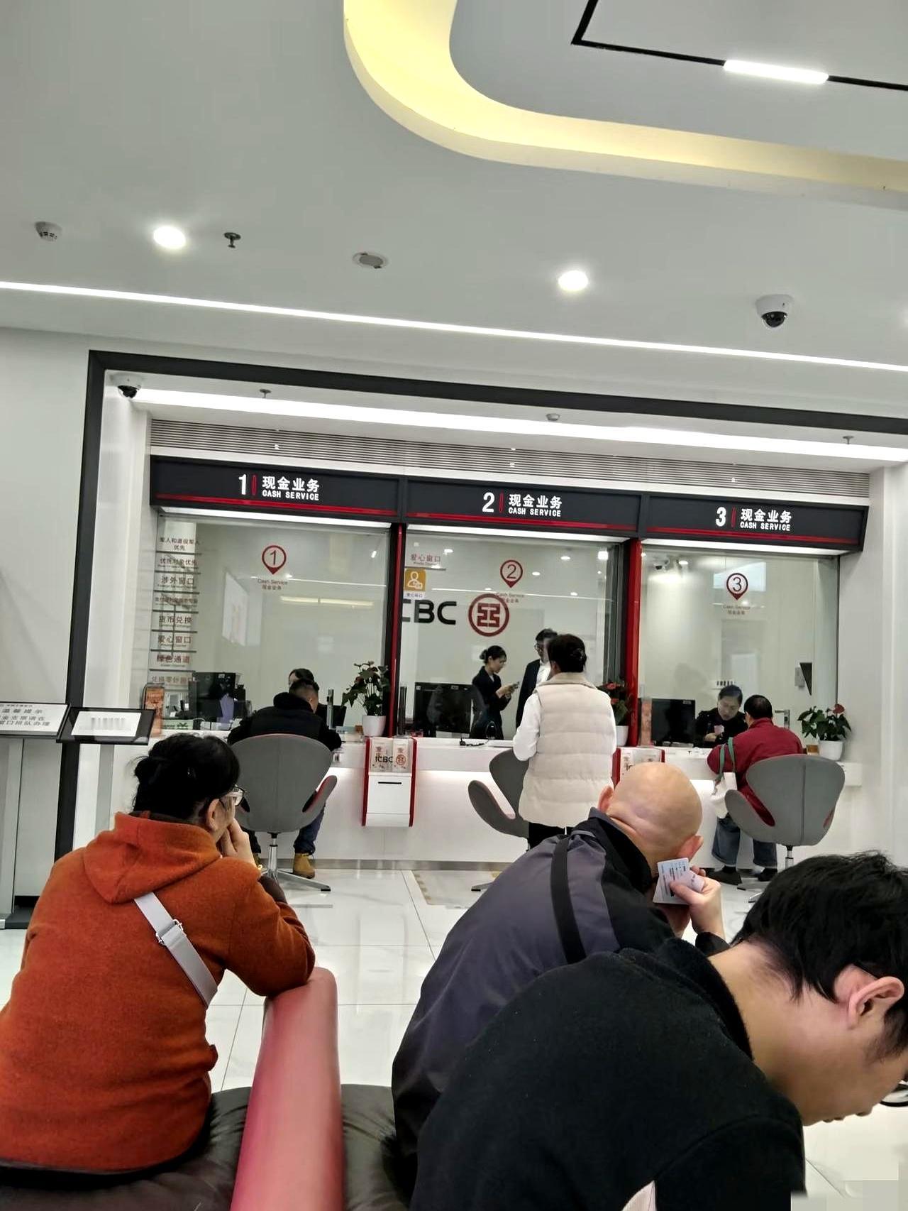 做梦吧！
100万就想躺平？
我看到这数字就想笑，别说躺平了，现在连躺椅子上打个