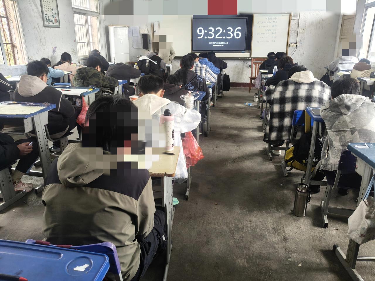 往教室后排一坐，
我现在的身份不是老师，
是考场“人形监控”。

电子钟跳在9: