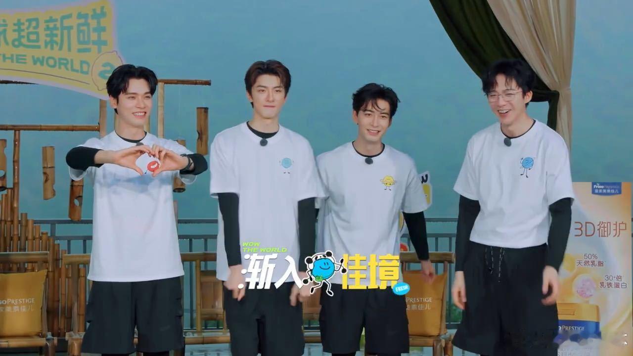 刘宇宁带着龚俊陈星旭林一唱歌刘宇宁好像龚俊陈星旭林一的幼教 刘宇宁给《童年》编了