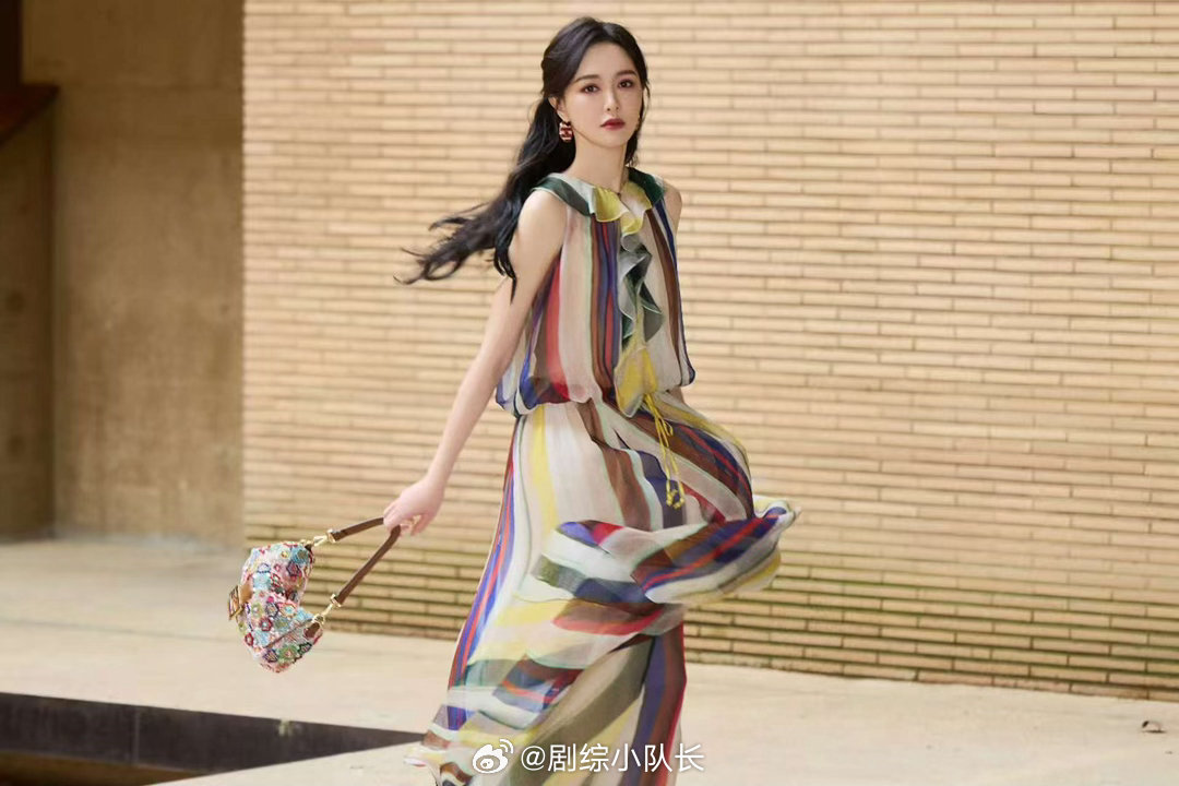 唐嫣孟子义何与同框唐嫣孟子义何与活动同框唐嫣好高，孟子义好瘦，何与好干净，三位状