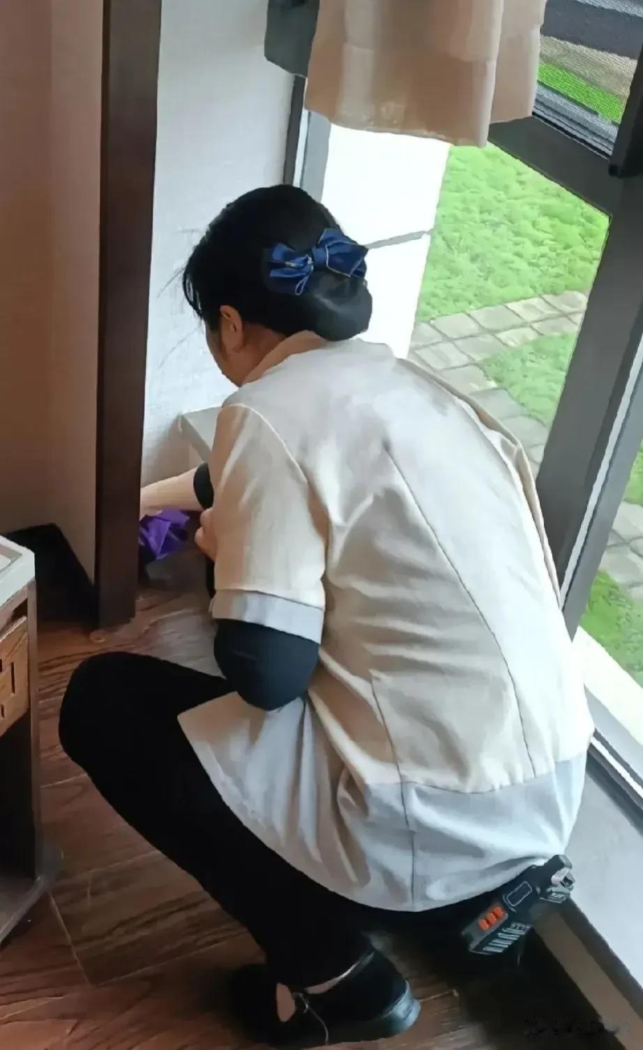 北京某酒店，服务员清扫房间时，顺手带走了客人吃剩下的水果和糕点，但让她万万没想到