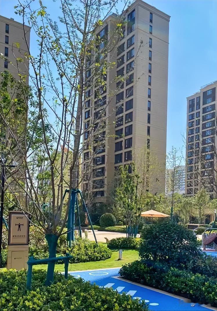 为什么房价越涨，买房的人越多？
这个其实很容易理解，就是买涨不买跌！简单来说就是