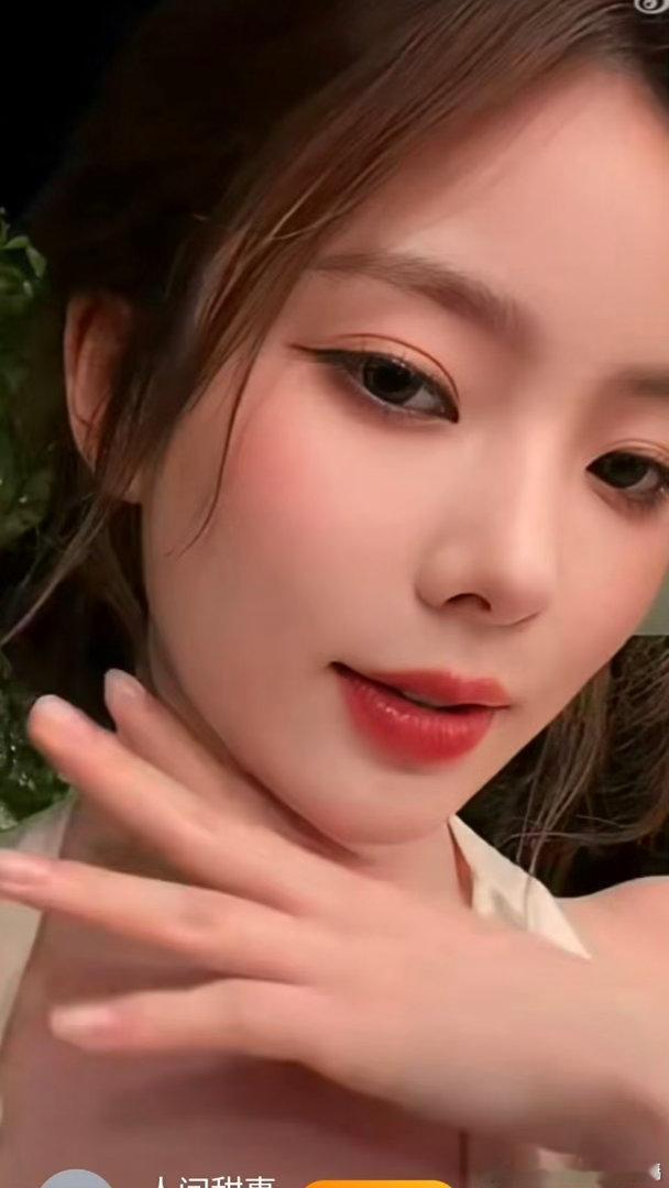 陈卓璇的挂脖背心和吻痕舞绝配 挂脖背心最大的优点是“不挡事”。别的衣服可能会遮住