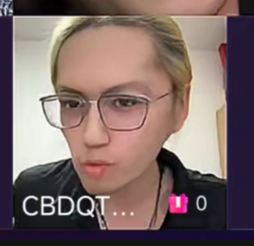 无人在意的角落，盛世豪偷偷开了雷霆美颜自己玩起来了，我服了。 