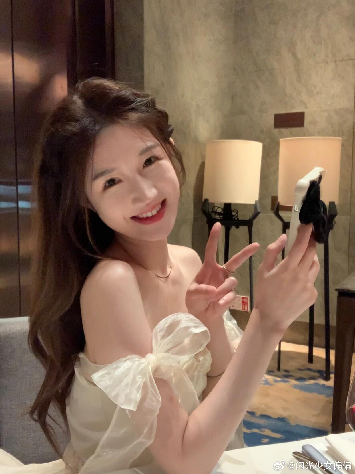 姐妹说我这身穿搭有受宠小千金那味儿了✨___今天的快乐是和妈妈还有小姐妹一起吃饭