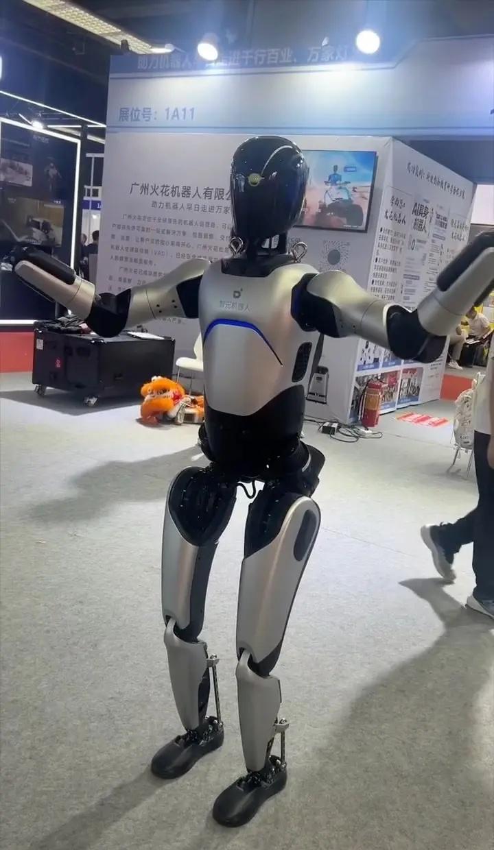 广州博览会机器人表演。暑假快带孩子感受一下我们科技的进步吧，第34届广州博览会机