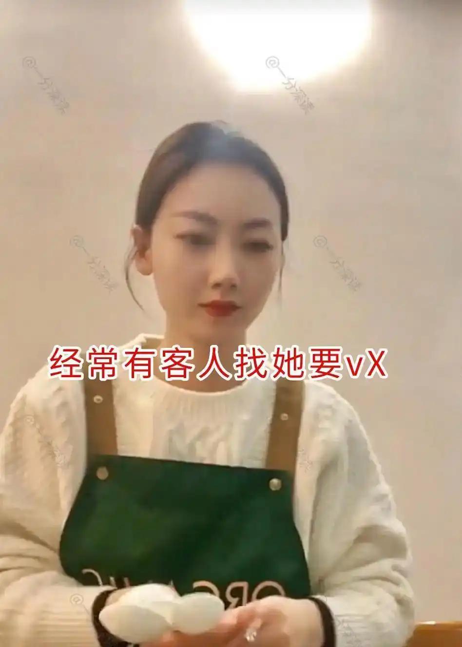 姑娘眉眼清秀，在餐馆里勤恳踏实，端盘洗碗、打理前厅、协助后厨忙活杂活，脏活累活从