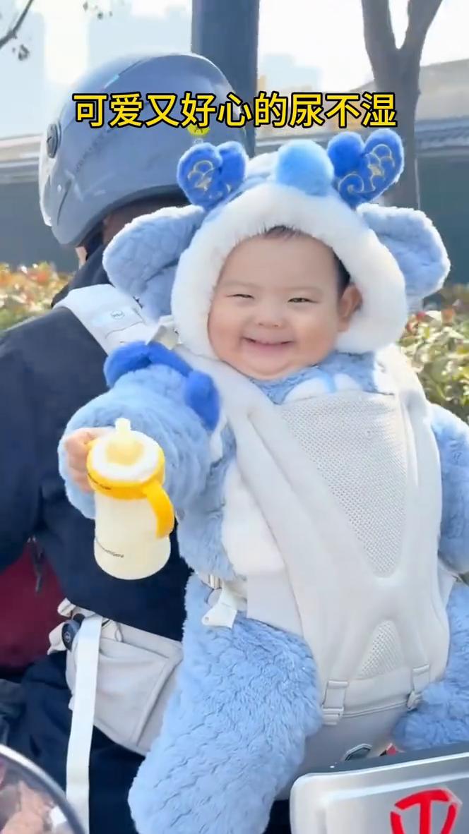 可爱又好心的尿不湿。
小帅哥，给我喝一口。拜拜。
