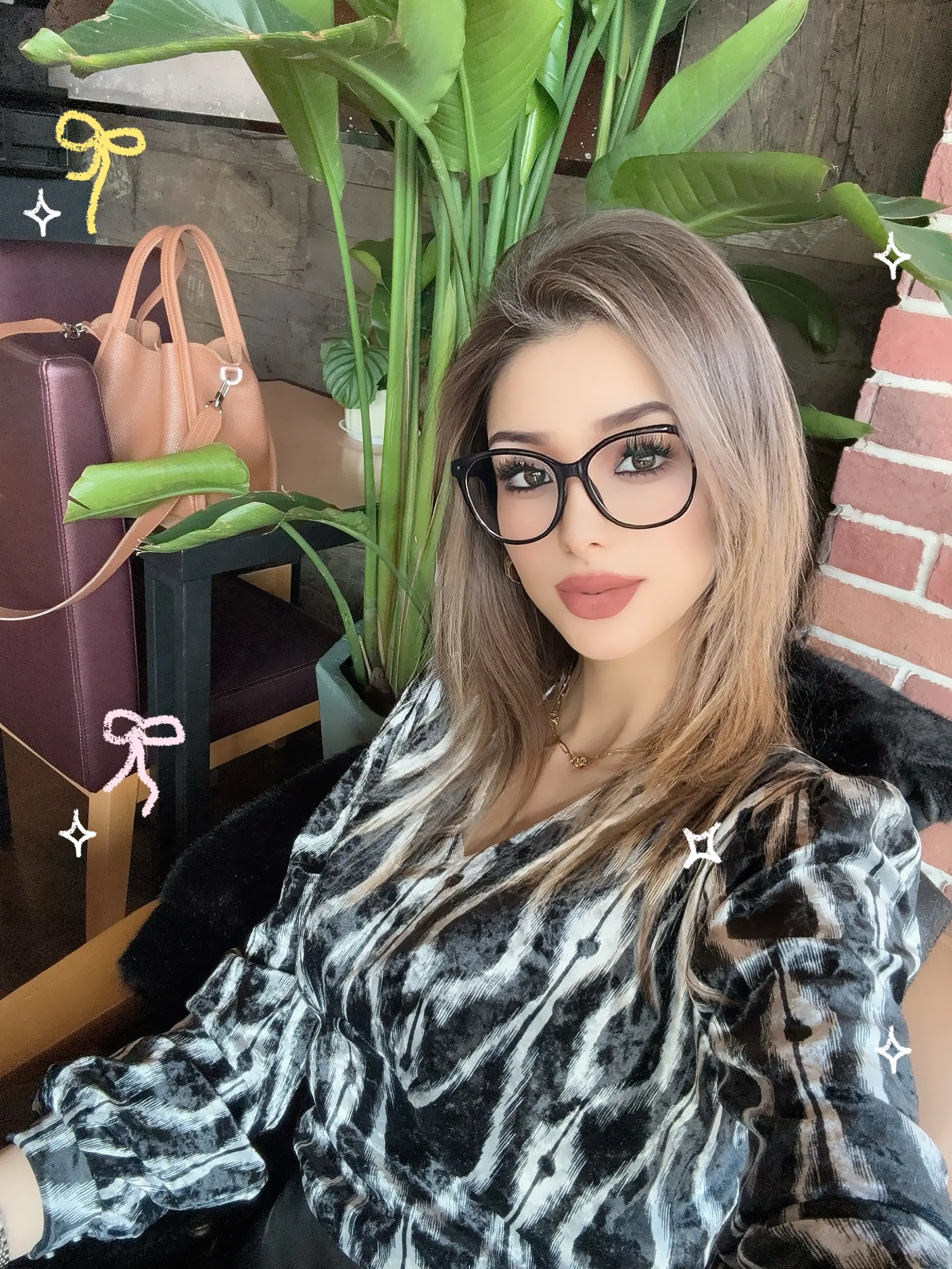 我好喜欢我自己 有点小漂亮 还有点搞笑 善解人意 会换位思考 分享欲比...