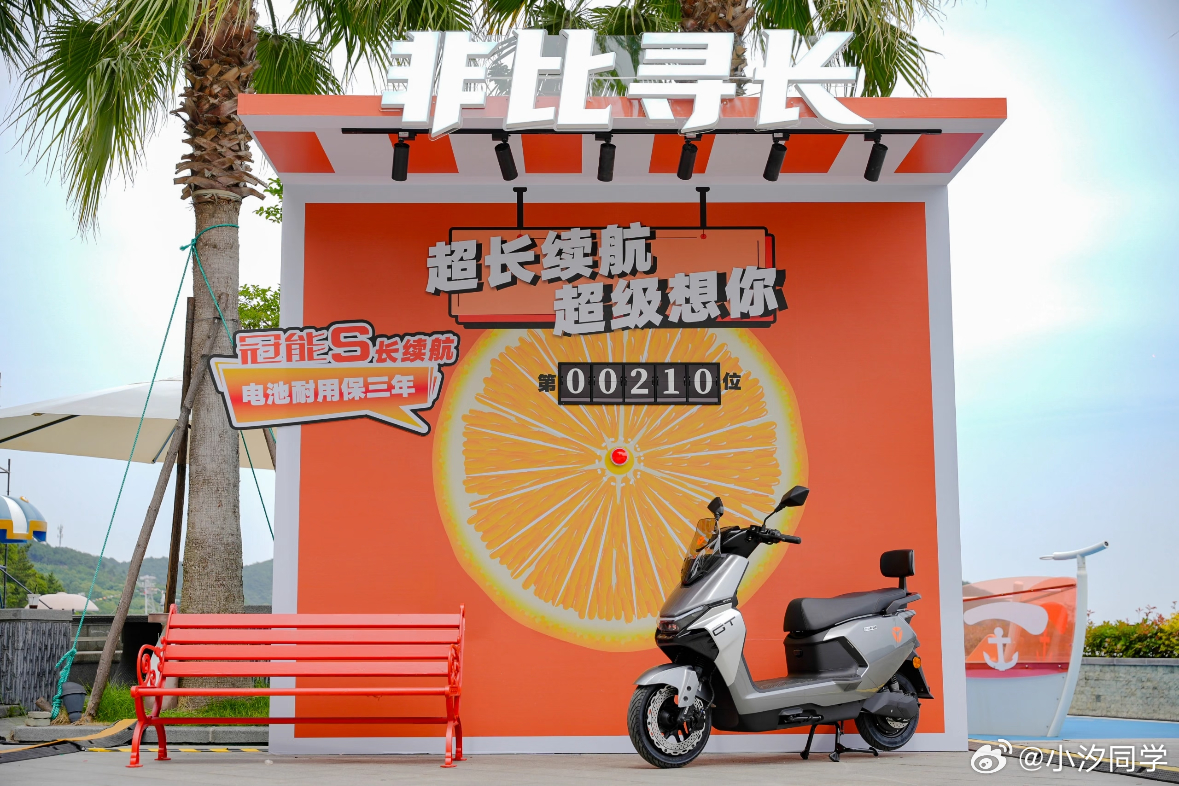 范丞丞能量拉满鲨出重围雅迪冠能S长续航强悍上新笑不活了家人们！范丞丞这句“骑雅迪