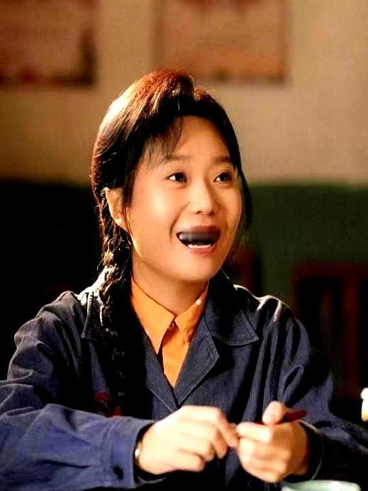 说实话，李雪琴这人挺有意思，你永远猜不到她下一步要干啥。
一个铁岭出来的姑娘，本