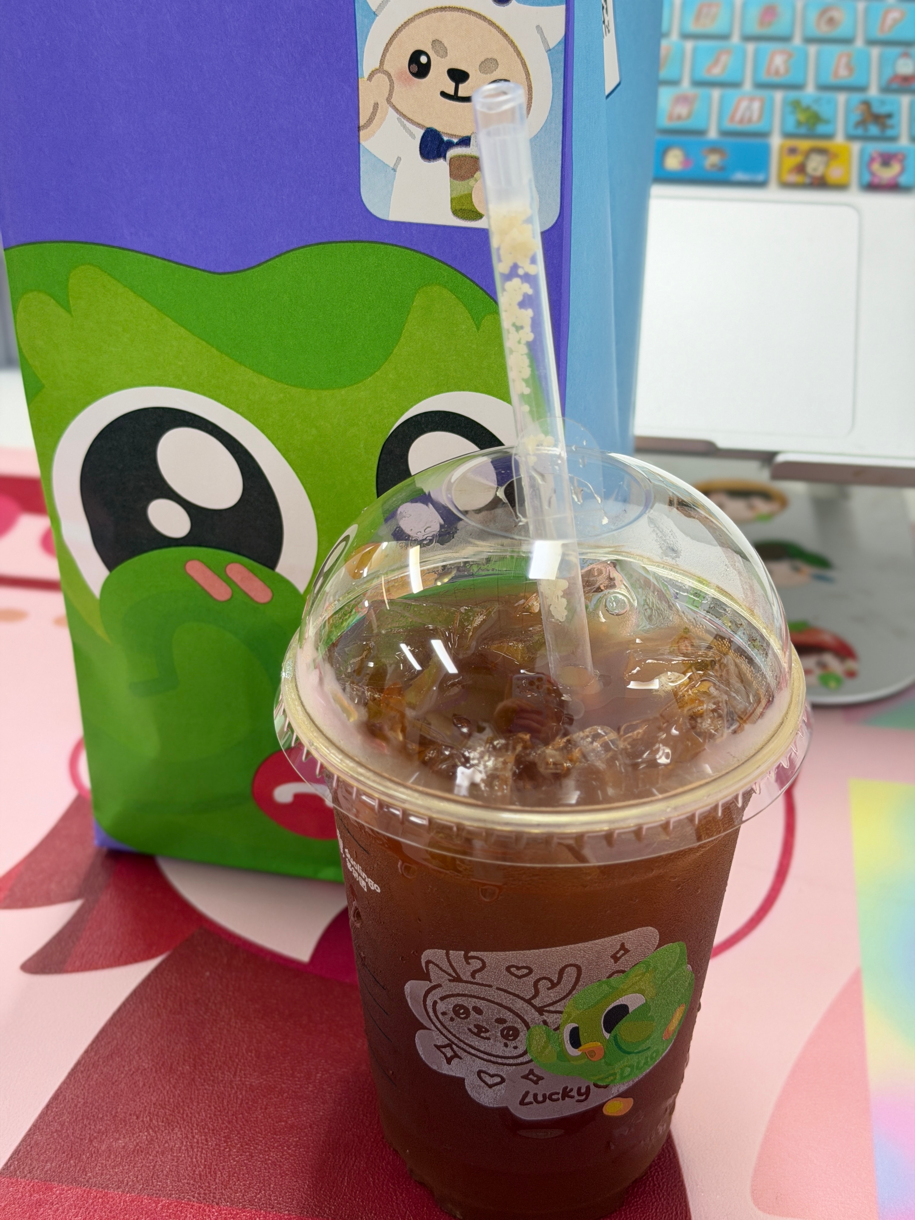 瑞幸新出的这个乳酸菌美式很好喝耶  多加气泡很像饮料  但喝完感觉还没开机嘴巴：
