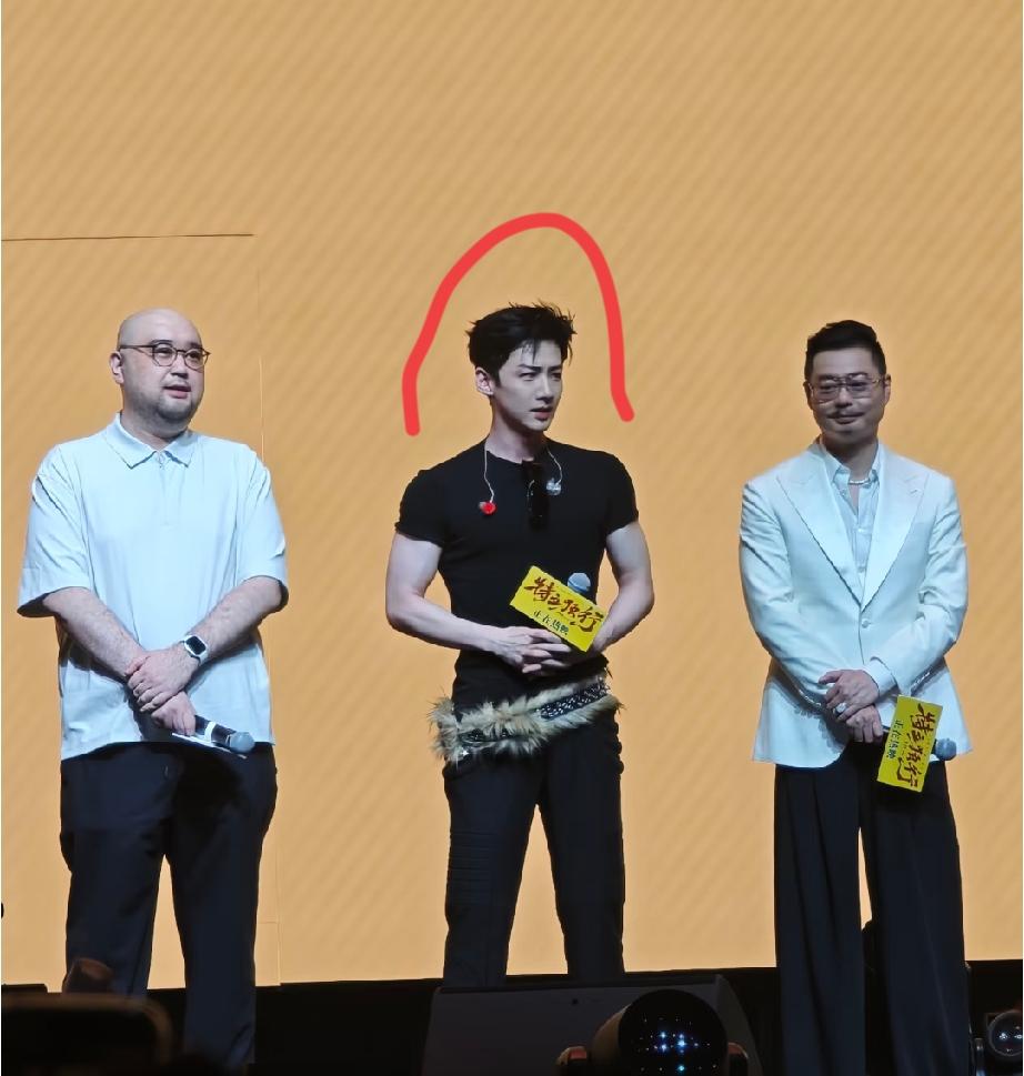 男明星都长这样吗？真的是太帅气了吧！简直就是顶流中的大帅哥，这肌肉太好看了！