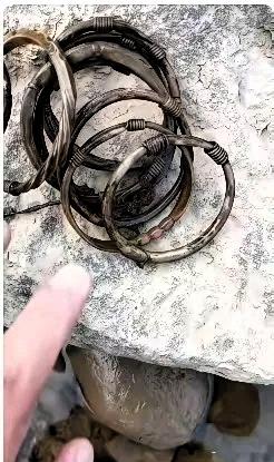 广东，一男子到野外河边钓鱼，下竿没多久就感觉鱼线有拉扯，以为是大鱼，用力一拉，后