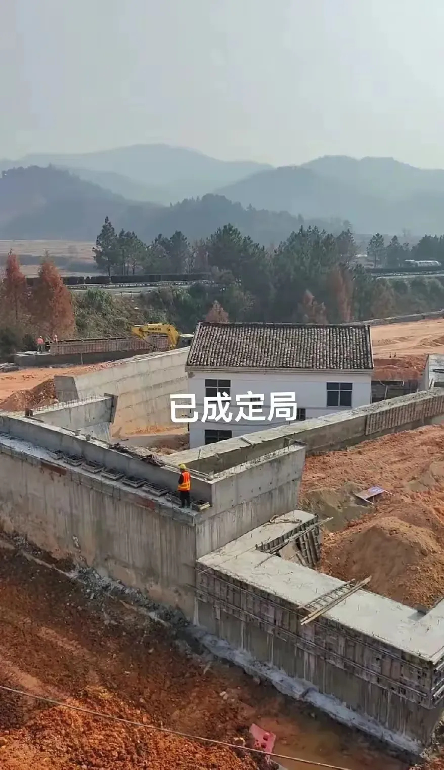江西钉子户火爆全网！这三家邻居一签合同，生怕他家反悔，立马自己把房顶给扒了，这积