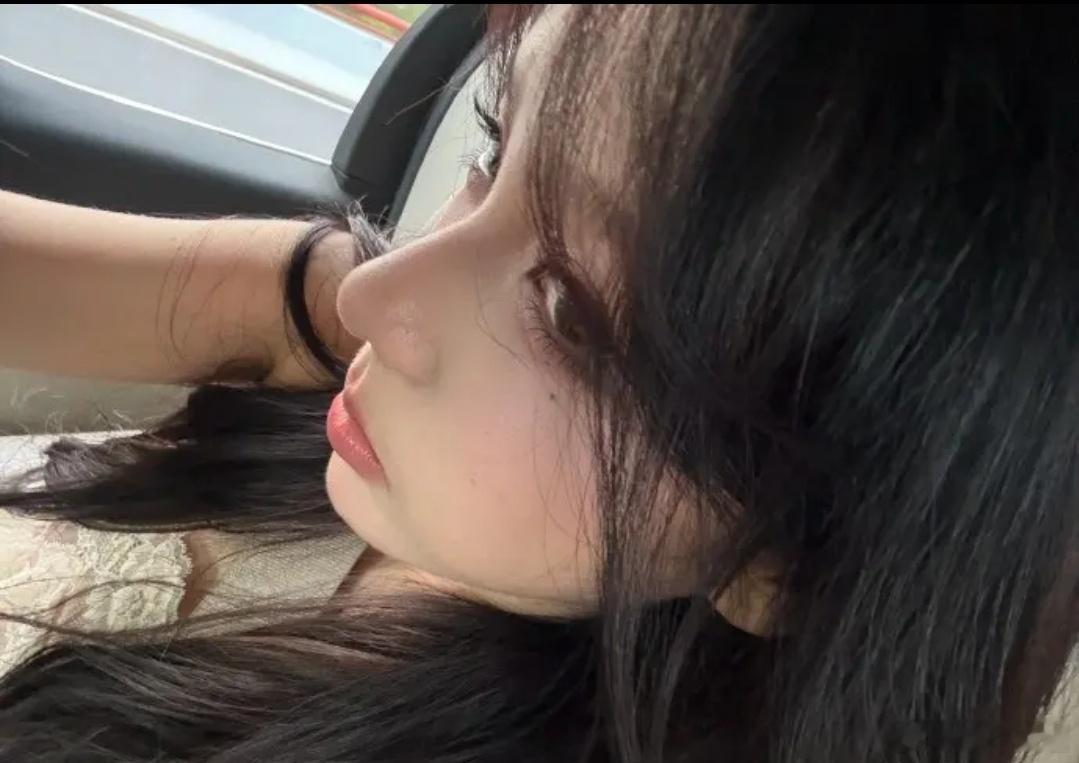 LPL解说Rita更新社媒，分享两张侧颜照片，并配文：喵🐈电竞 ​​​
