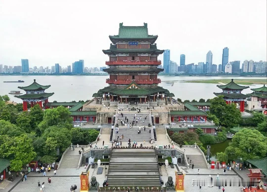 江西这几年出了很多怪事，把江西的脸都丢尽了，南昌某校的鸭脖事件，上饶某地的提灯定